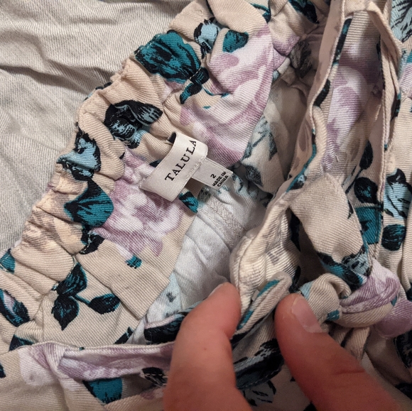 3/$60 Aritzia Talula Tie Waist Shorts - Picture 3 of 4